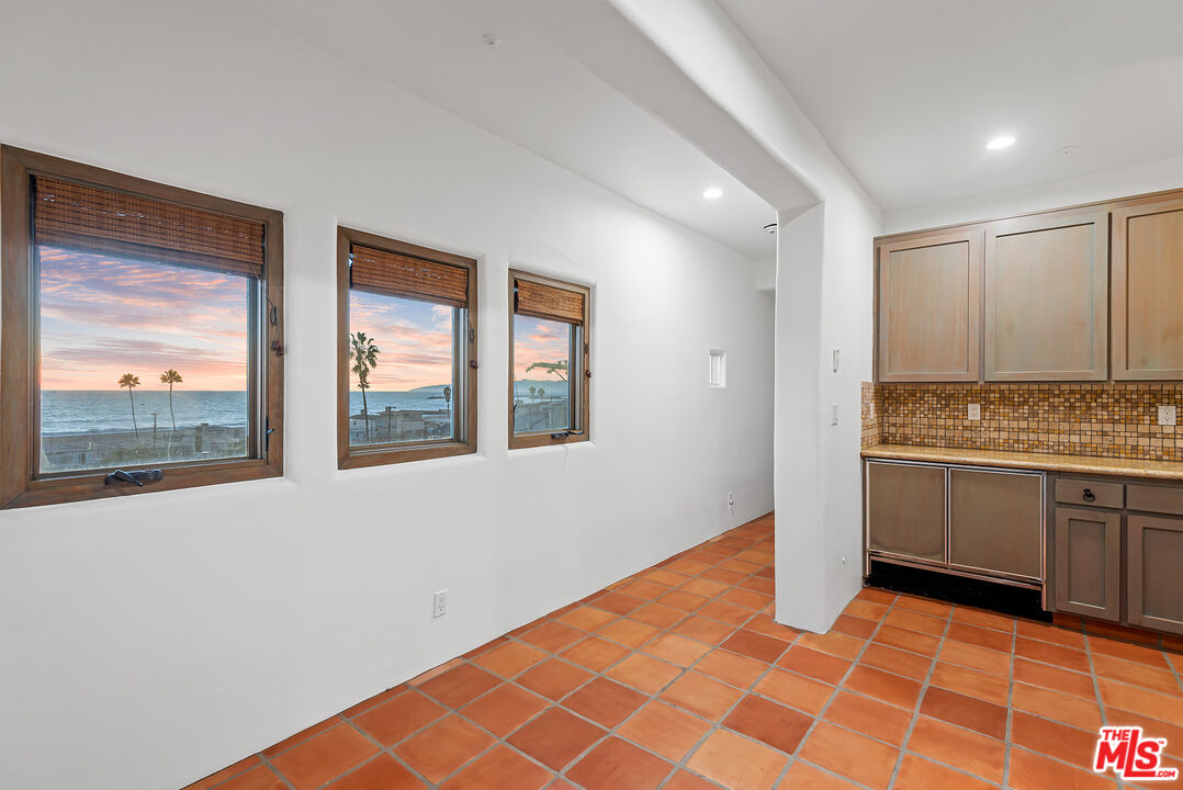 7047 Vista Del Mar Lane Playa del Rey, CA 90293 - Photo 50 of 75 a view of an empty room with a window