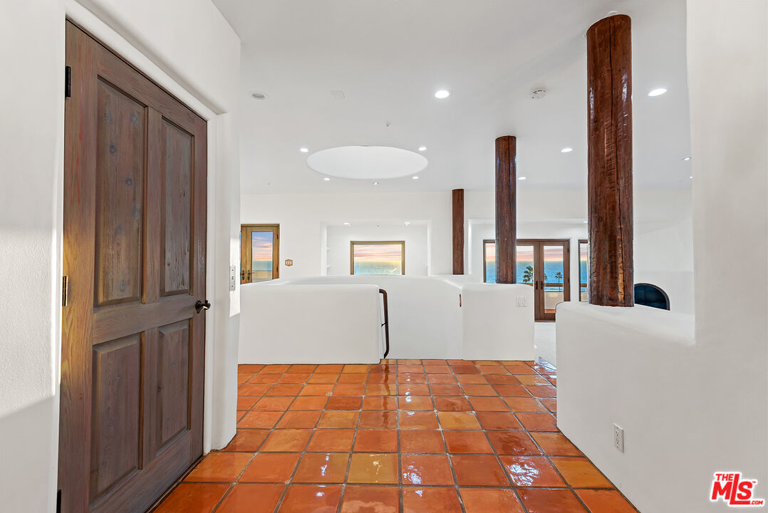 7047 Vista Del Mar Lane Playa del Rey, CA 90293 - Photo 5 of 75 a very nice looking room with a large window