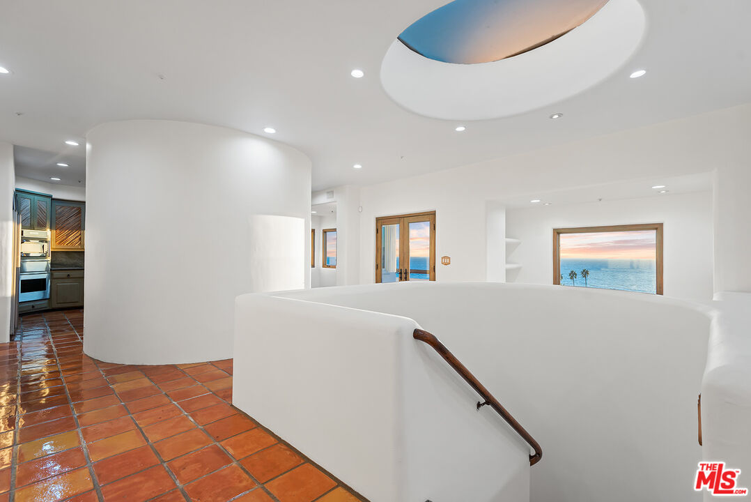 7047 Vista Del Mar Lane Playa del Rey, CA 90293 - Photo 6 of 75