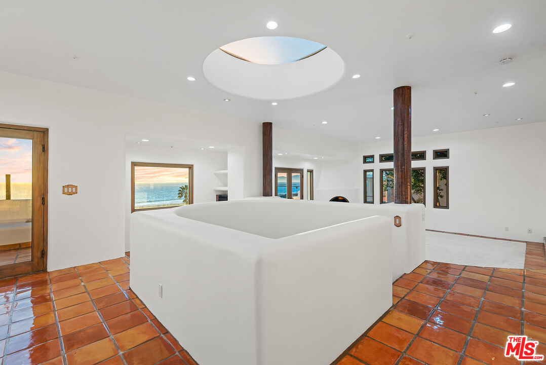 7047 Vista Del Mar Lane Playa del Rey, CA 90293 - Photo 7 of 75