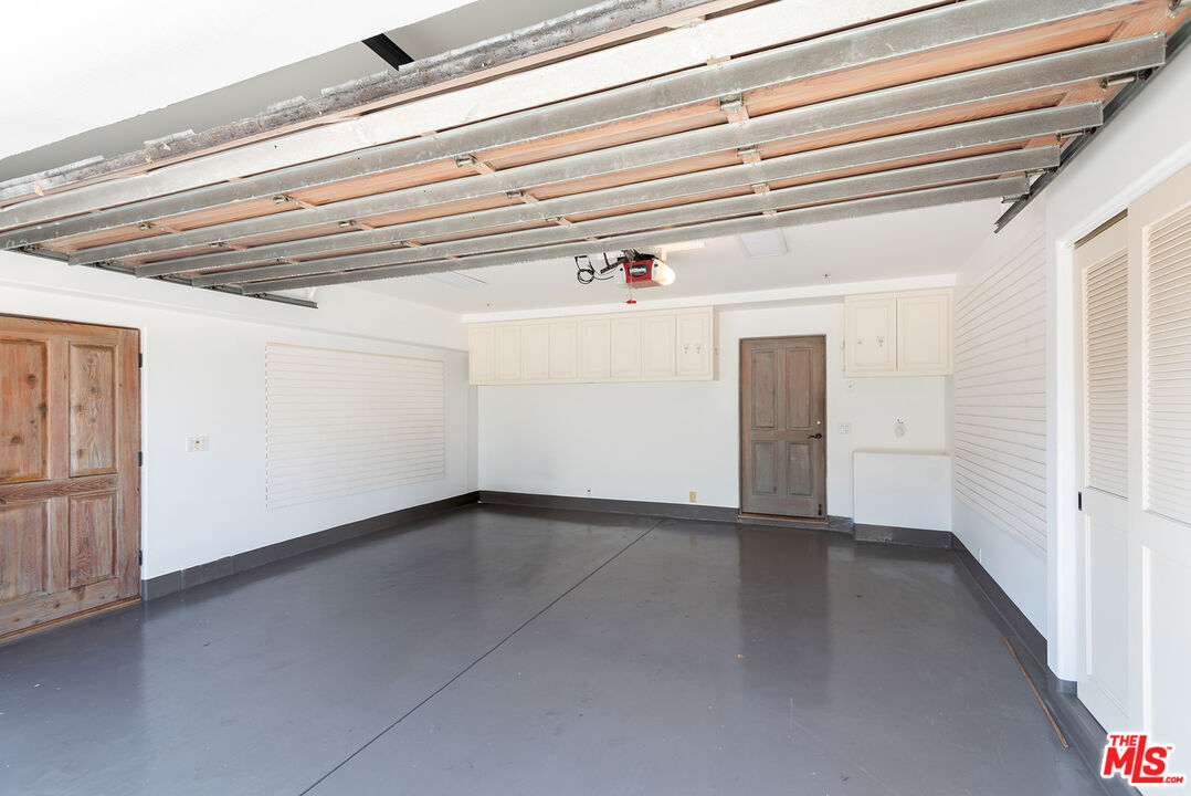 7047 Vista Del Mar Lane Playa del Rey, CA 90293 - Photo 75 of 75 a view of an empty room