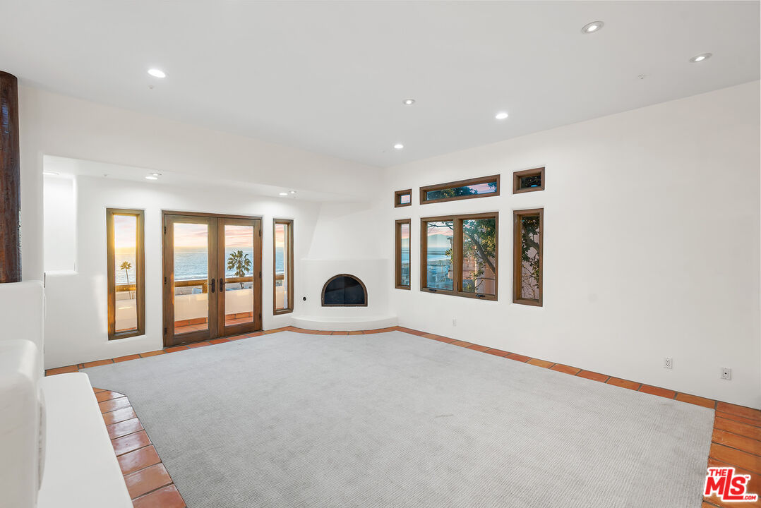 7047 Vista Del Mar Lane Playa del Rey, CA 90293 - Photo 8 of 75