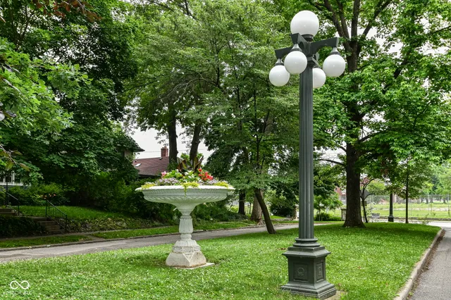 $925 | 590 Woodruff Pl E Drive, Indianapolis, IN 46201