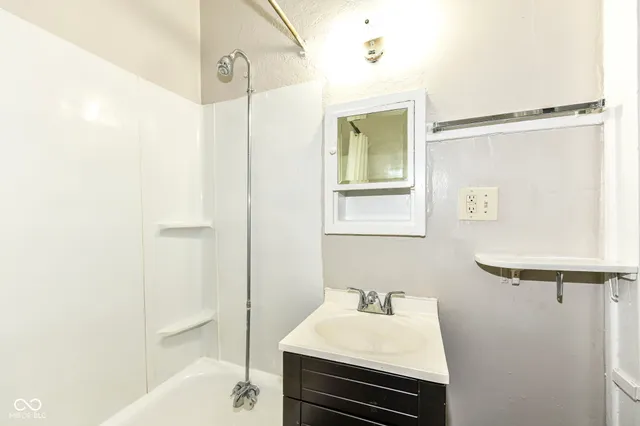 $925 | 590 Woodruff Pl E Drive, Indianapolis, IN 46201