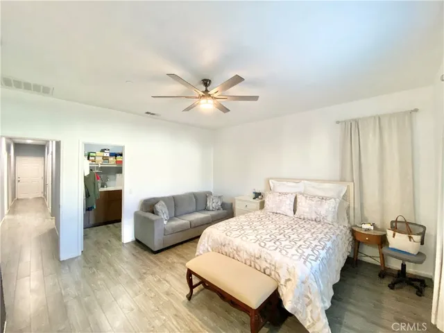 a en suite bathroom with double sink and a large mirror