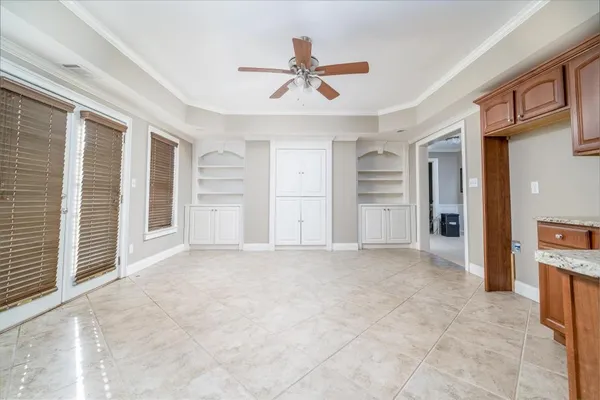 a view of empty room with a ceiling fan