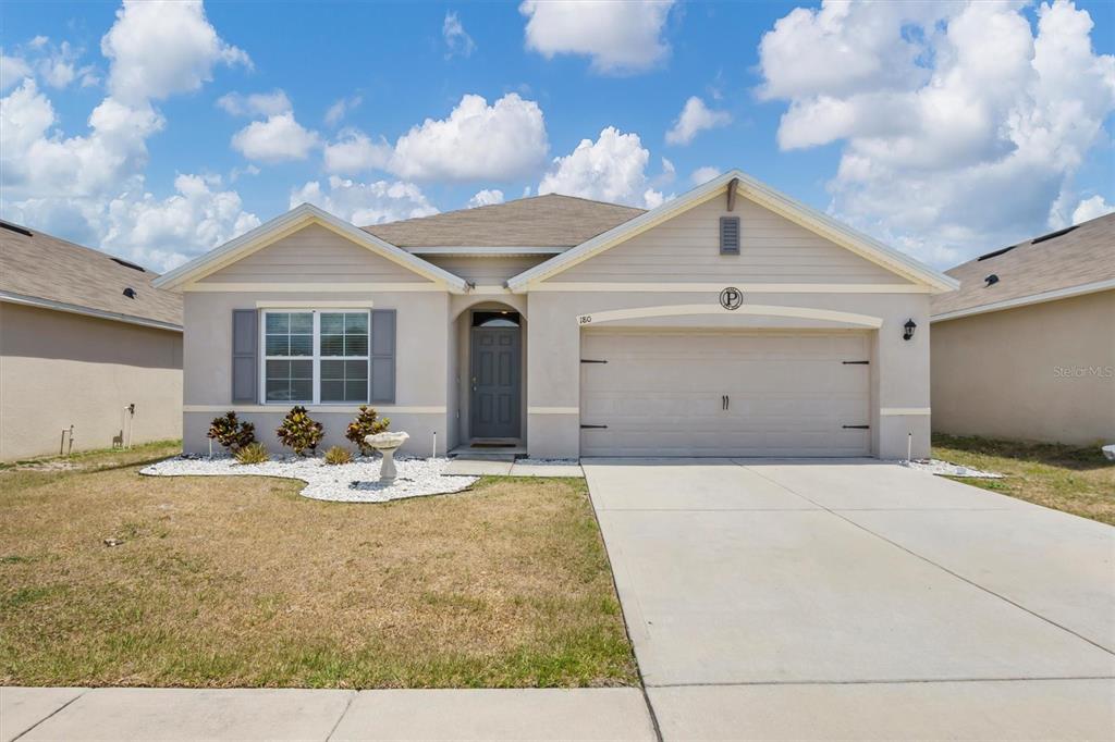 a view of back yard of the house
