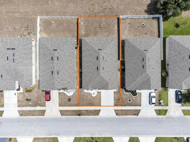 view of bathroom with a tub shower and mirror