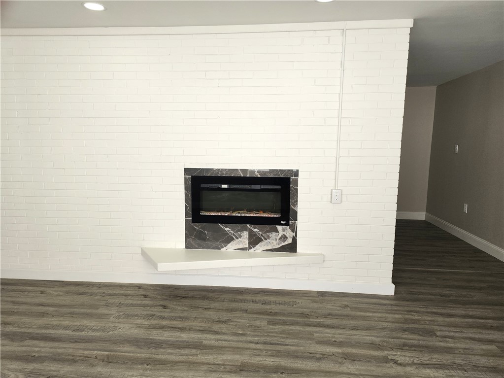 47 Oak Ridge Drive Decatur, IL 62521 - Photo 3 of 23 living room