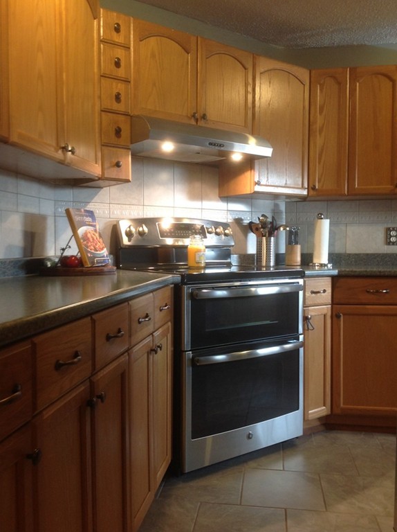 75 Carnavon Circle Springfield, MA 01109 - Photo 4 of 23