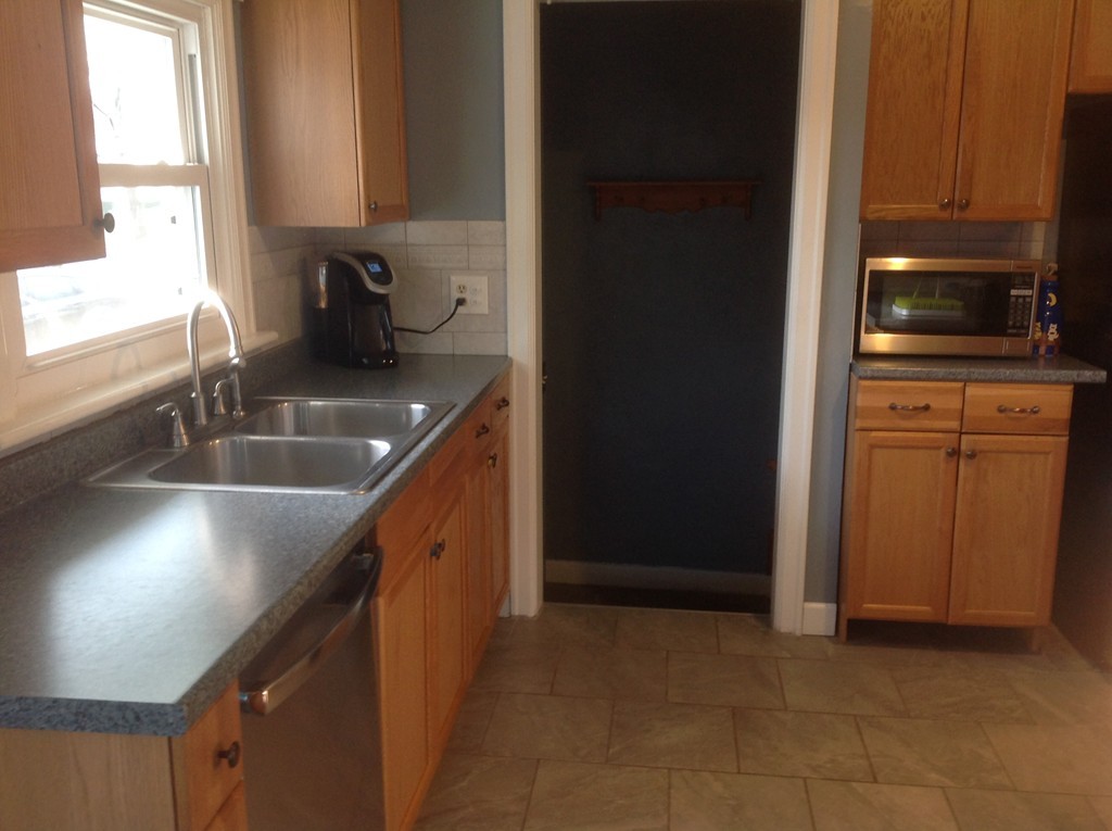 75 Carnavon Circle Springfield, MA 01109 - Photo 6 of 23