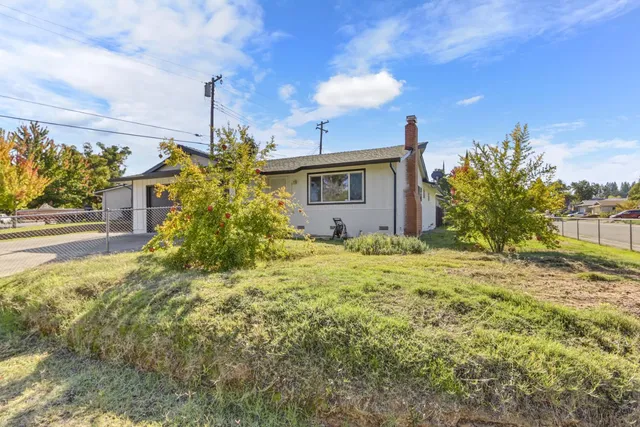 a view of a house with a yard