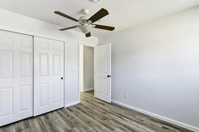 a view of a livingroom with a ceiling fan