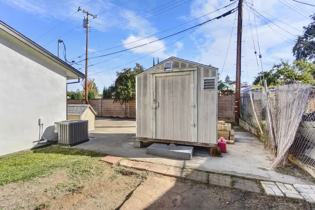 a view of a house with backyard