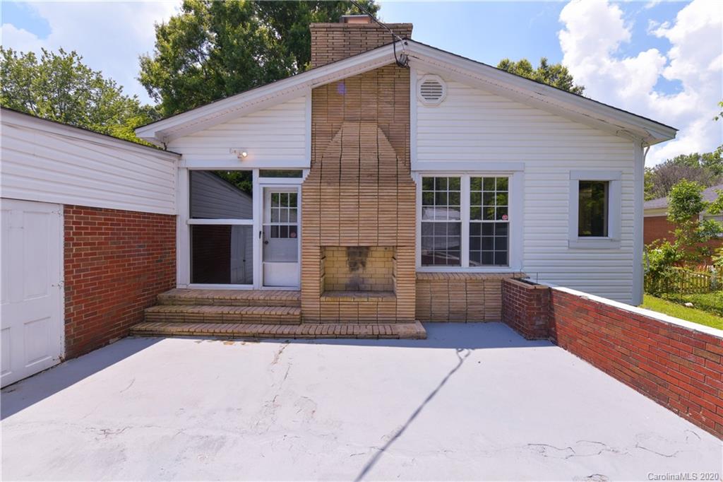 2255 Falmouth Road Charlotte, NC 28205 - Photo 24 of 28 a front view of house with yard