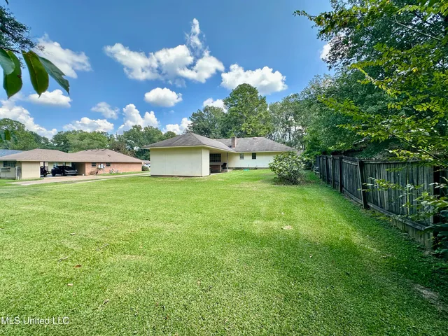 $215,000 | 1221 Huntcliff Way, Clinton, MS 39056