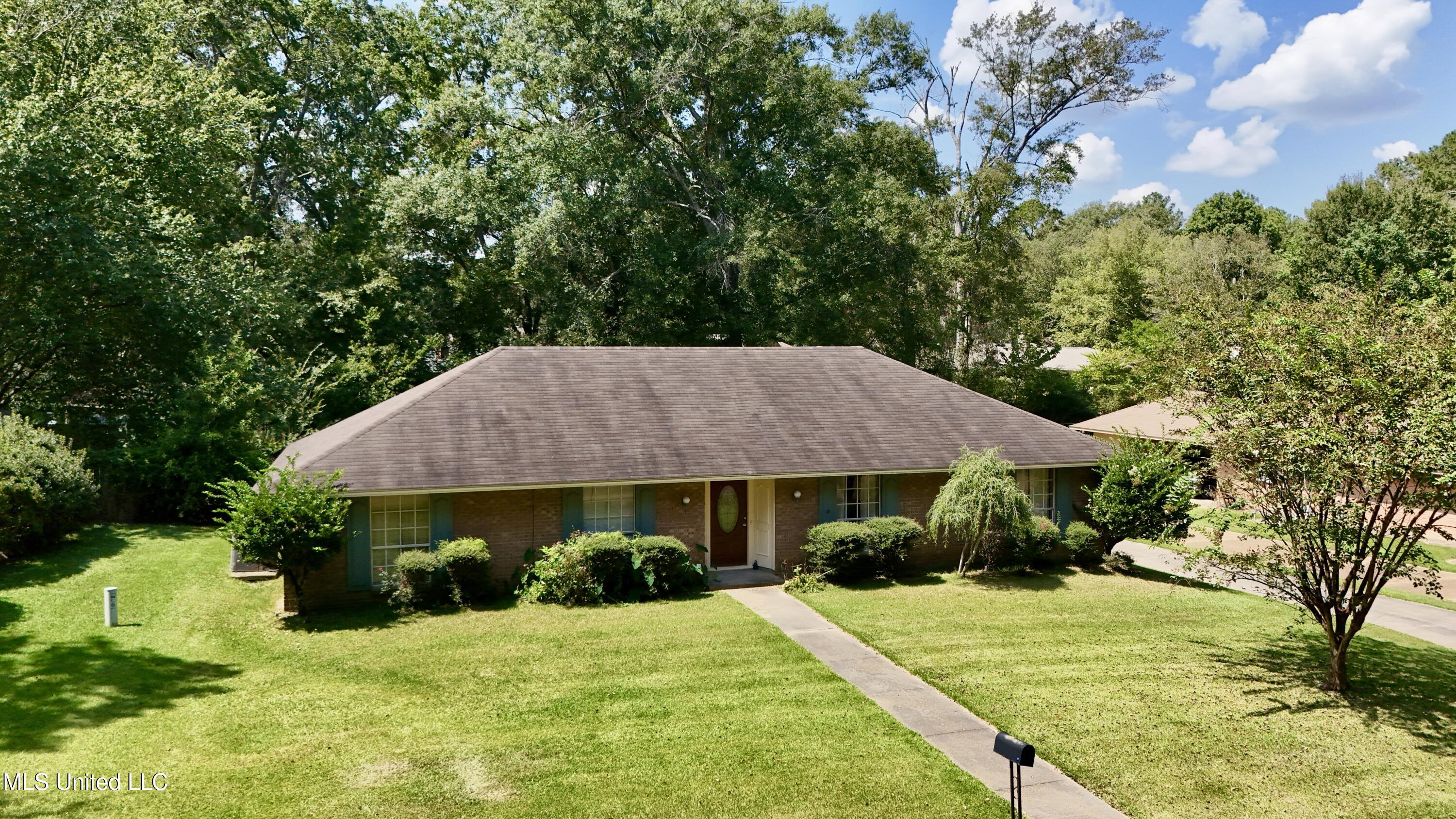 1221 Huntcliff Way Clinton, MS 39056 - Photo 4 of 42 dji_fly_20250910_130402_0284_17575273650