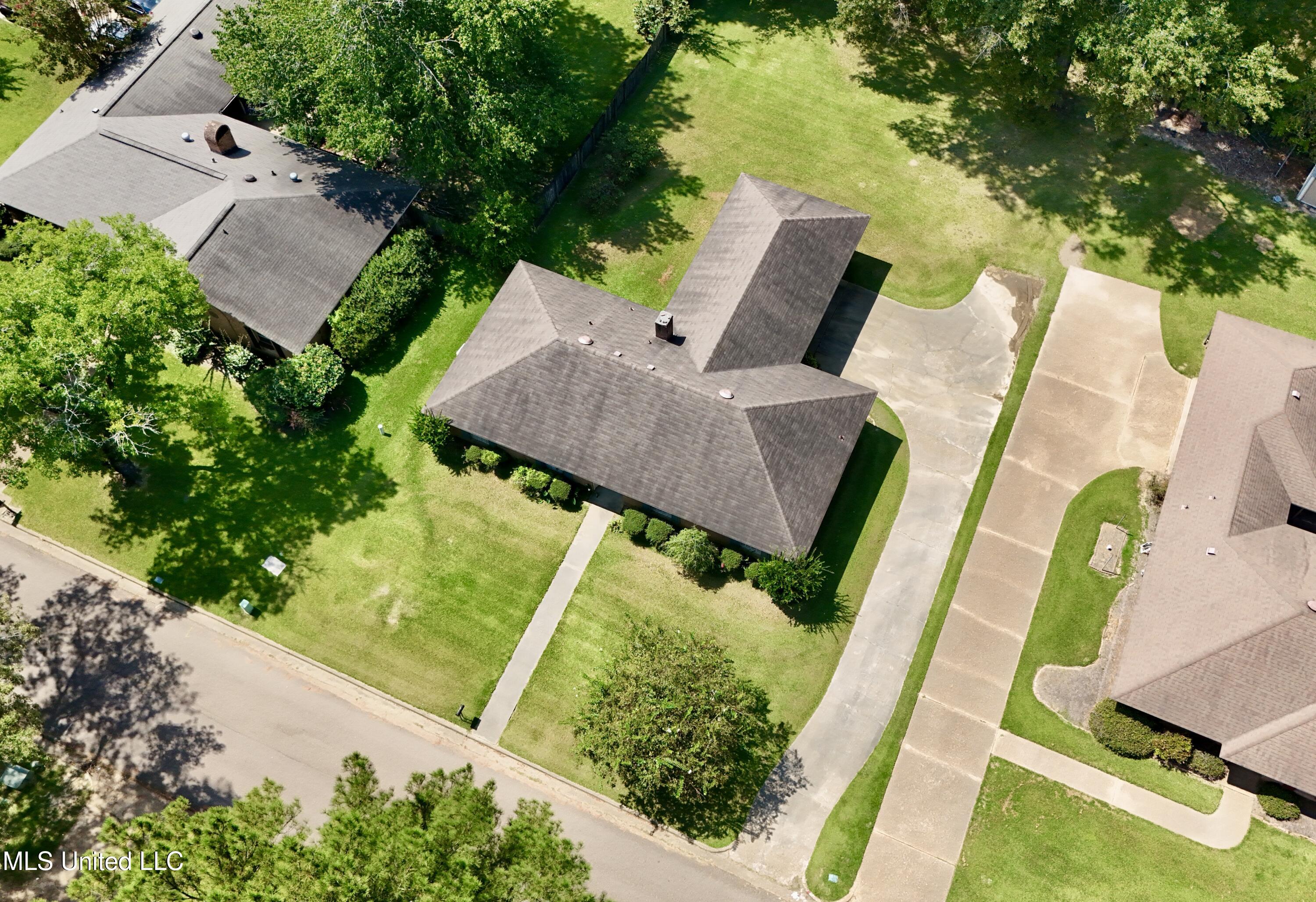 1221 Huntcliff Way Clinton, MS 39056 - Photo 6 of 42 dji_fly_20250910_130634_0291_17575273287
