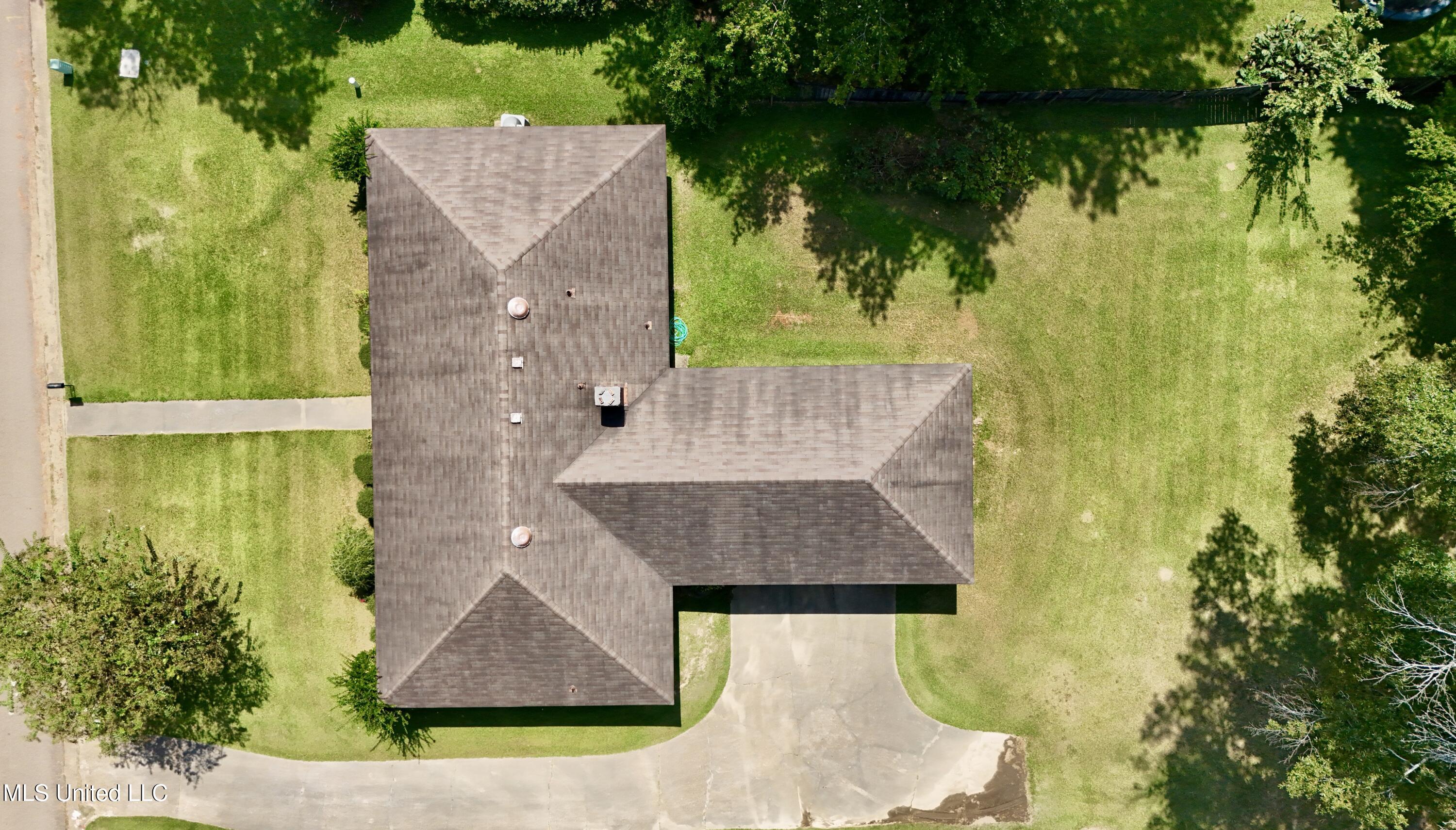 1221 Huntcliff Way Clinton, MS 39056 - Photo 7 of 42 dji_fly_20250910_130502_0286_17575273569