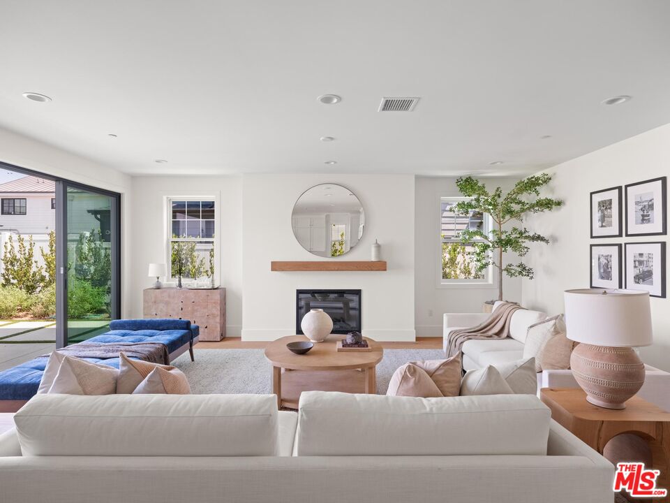 11957 Modjeska Place Los Angeles, CA 90066 - Photo 8 of 26 Gallery Image 8