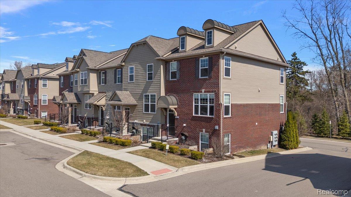 2877 Hartwick Drive Rochester, MI 48307 - Photo 7 of 44 12-2877 Hartwick Dr-12.jpg