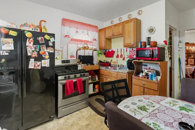 a view of a yard in front of a house