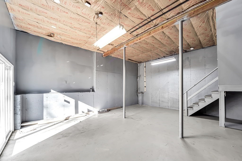 9 Hillside Road Leicester, MA 01611 - Photo 32 of 42 a view of a hallway with a desk