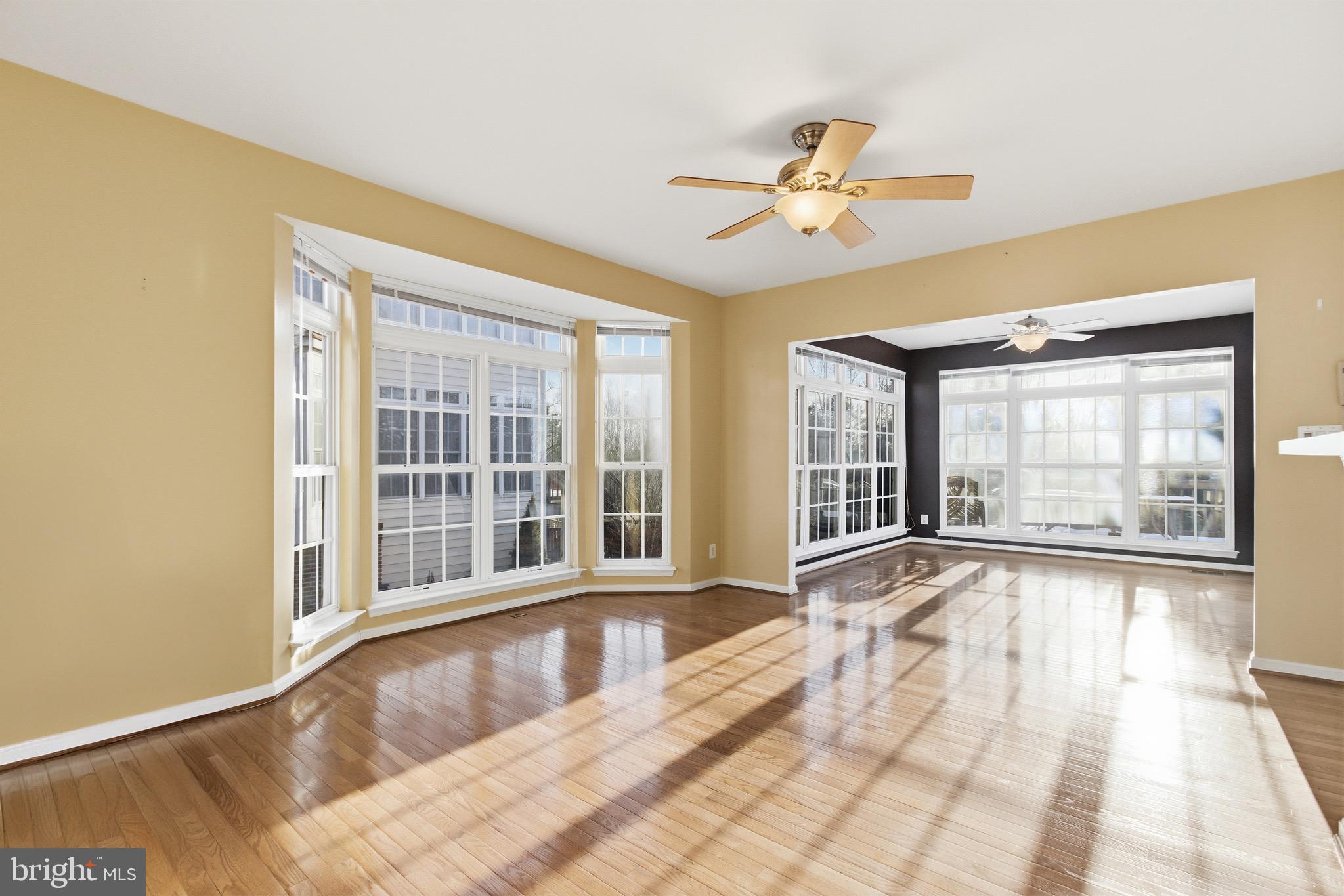 18544 Pineview Square Leesburg, VA 20176 - Photo 11 of 43 Large Kitchen area with Bumpout