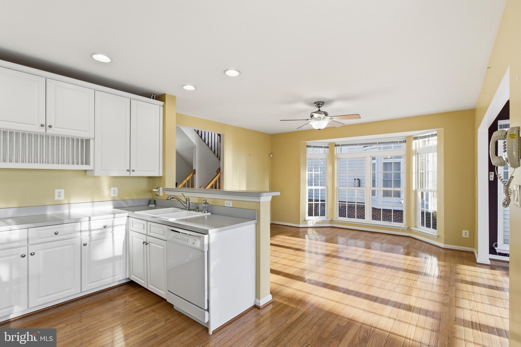 18544 Pineview Square Leesburg, VA 20176 - Photo 13 of 43 Bright kitchen with large new bay window