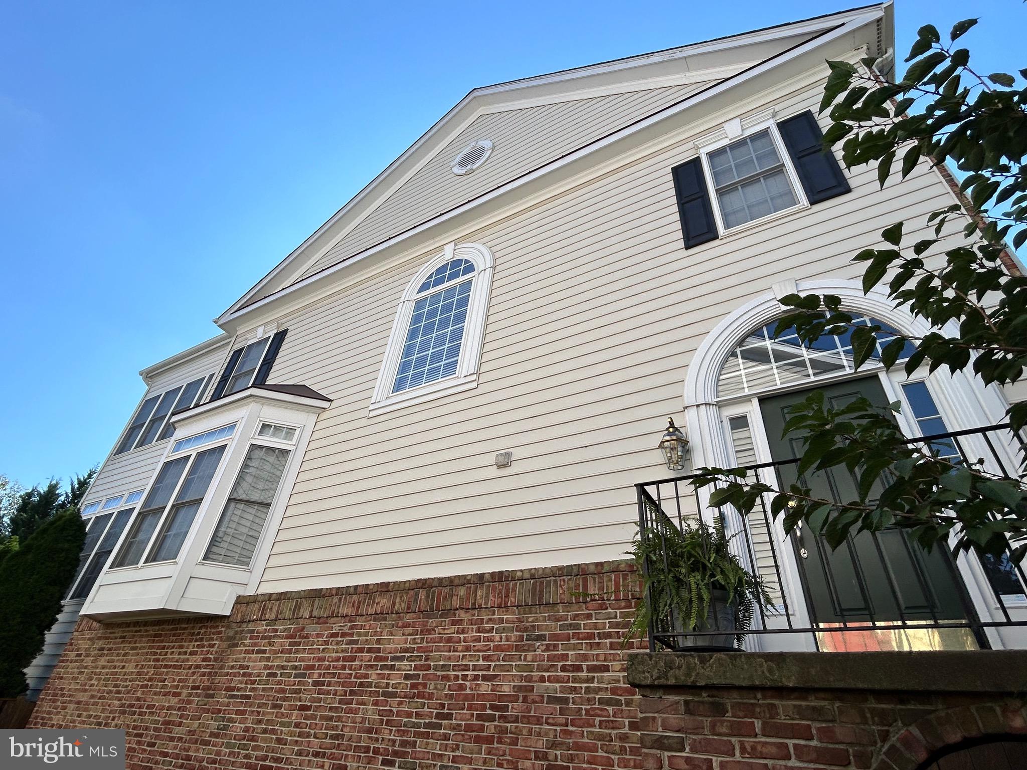 18544 Pineview Square Leesburg, VA 20176 - Photo 34 of 43 Large Palladian Window in staircase to bedrooms