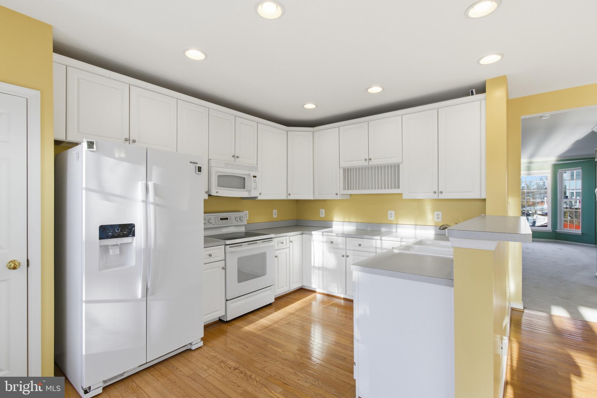 18544 Pineview Square Leesburg, VA 20176 - Photo 10 of 43 Kitchen with 2019 Refrigerator