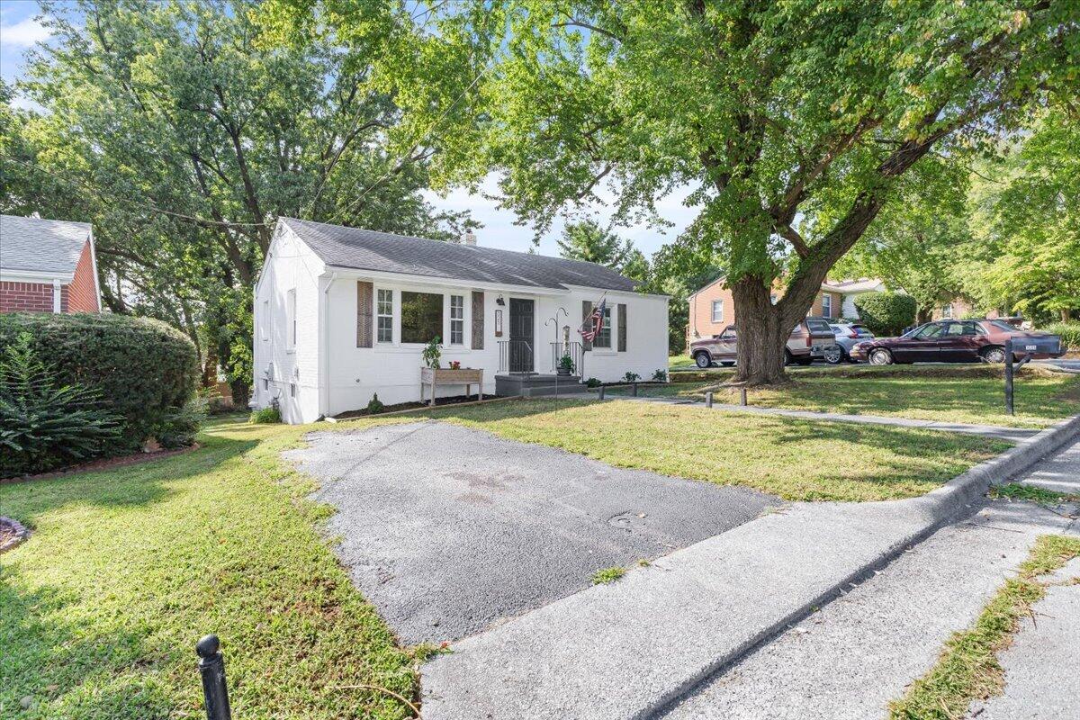 325 South Preston Road Vinton, VA 24179 - Photo 3 of 26 02-325 S Preston Rd-9
