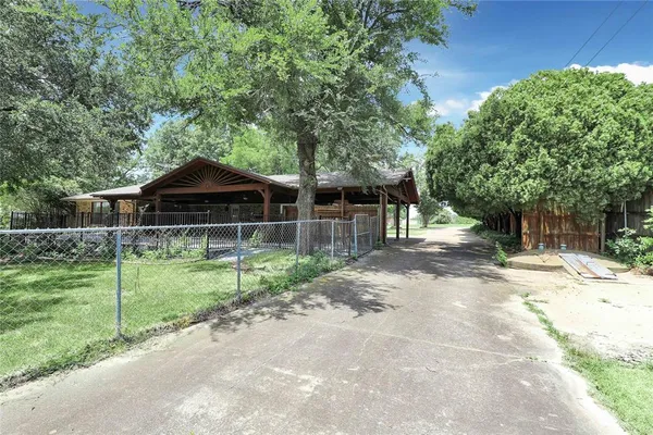 $595,000 | 302 Wilcoxson Street, Farmersville, TX 75442
