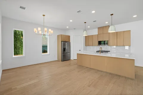 $569,999 | 1103 East 37th Street, Houston, TX 77022