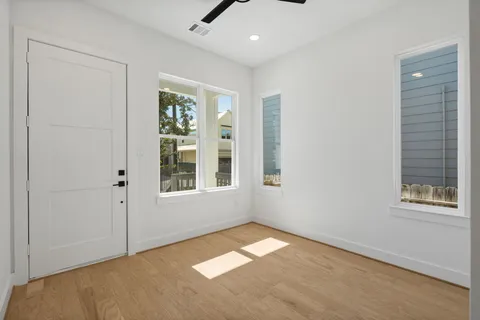 $569,999 | 1103 East 37th Street, Houston, TX 77022