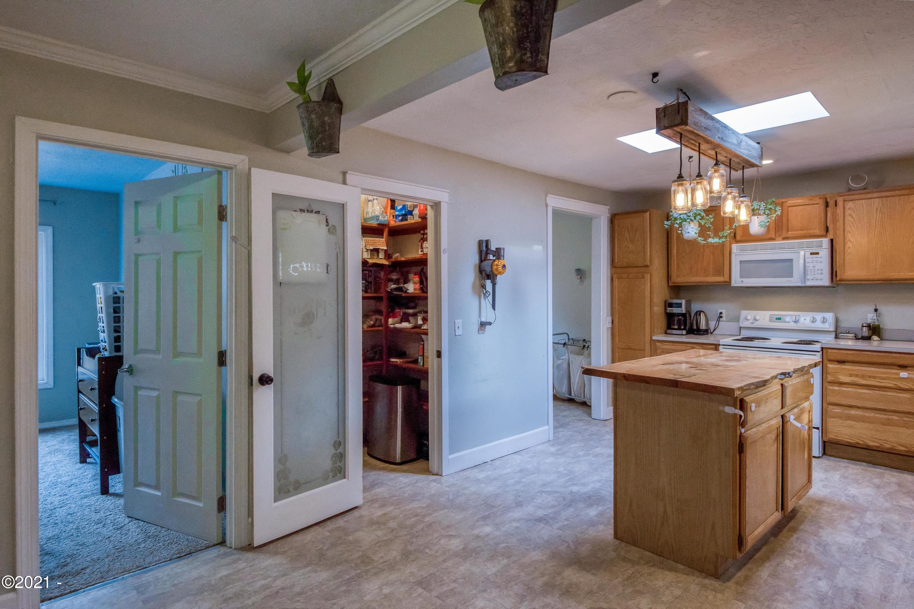 494 Elk City Road Toledo, OR 97391 - Photo 5 of 15 Kitchen