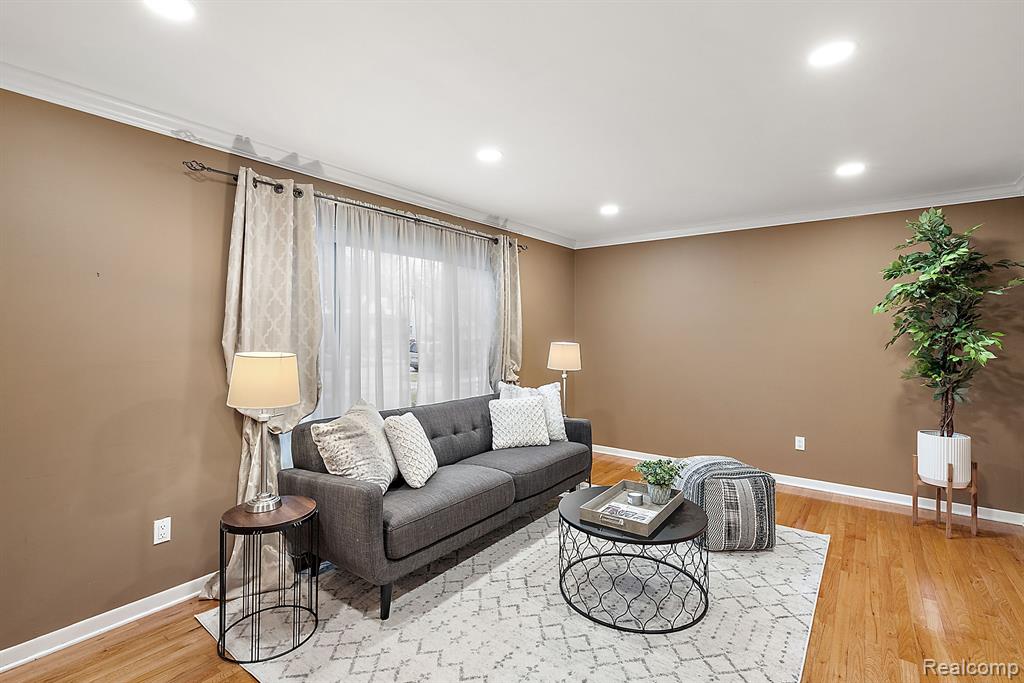 206 Woodside Road Royal Oak, MI 48073 - Photo 4 of 46