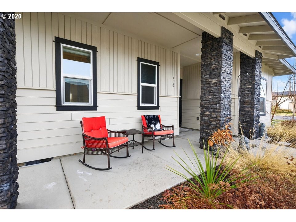 559 Northwest Rimrock Drive Redmond, OR 97756 - Photo 2 of 41 Gallery Image 2