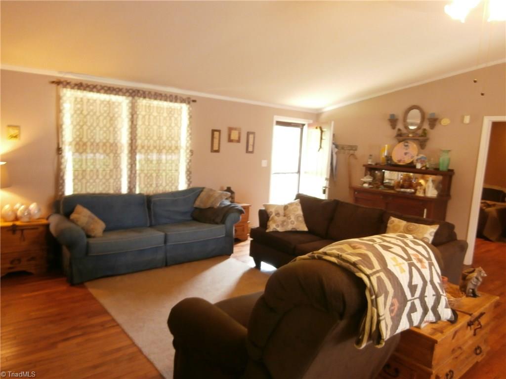 Living Room W/Laminate
