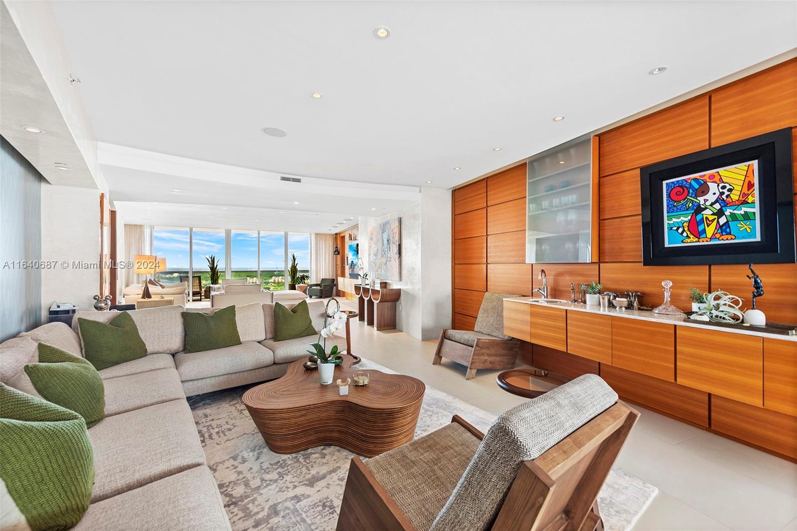 400 Alton Road, Unit 2804 Miami Beach, FL 33139 - Photo 3 of 51 Formal Living