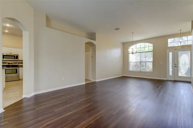 a view of a backyard