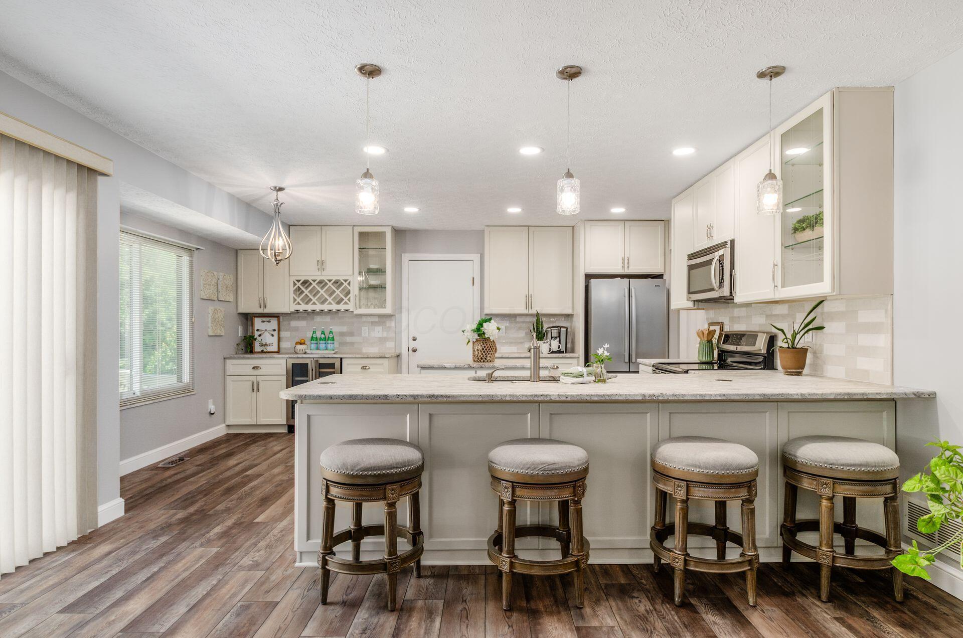 9471 Concord Road Powell, OH 43065 - Photo 12 of 40 GRANITE COUNTERS WITH SEATING