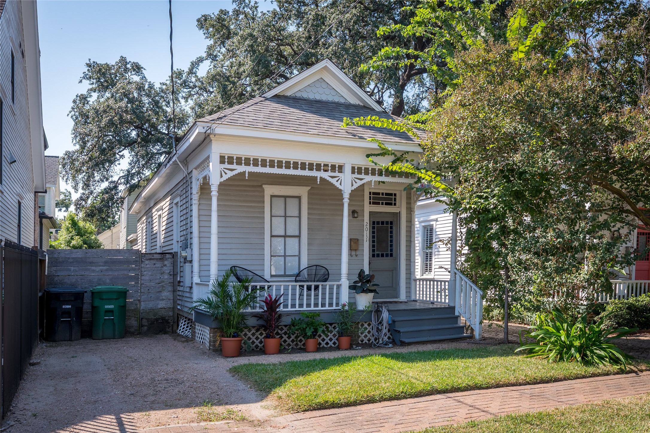 2011 Decatur Street Houston, TX 77007 - Photo 2 of 35 a front view of a house with a garden and plants