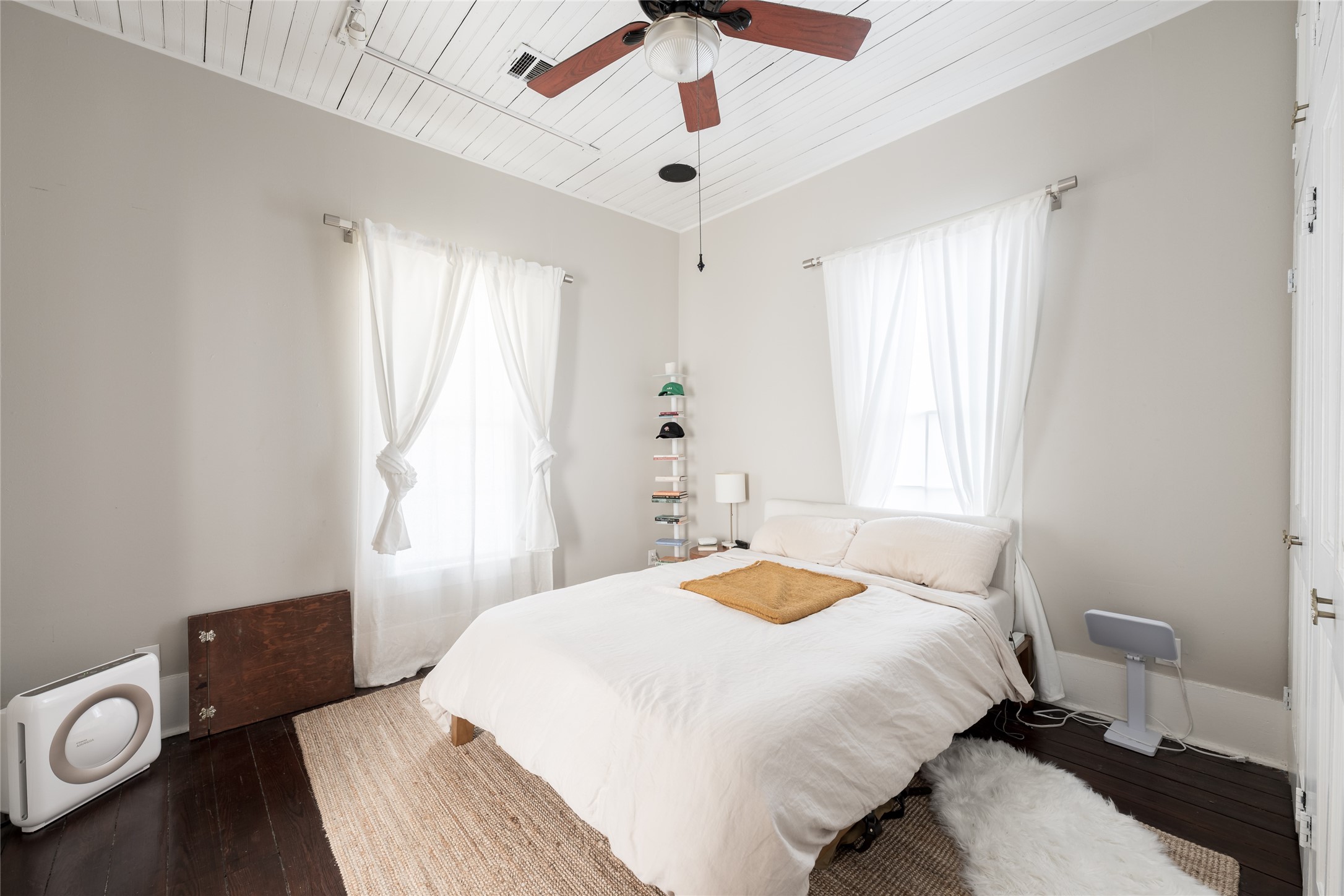 2011 Decatur Street Houston, TX 77007 - Photo 21 of 35 a bedroom with a bed and a window