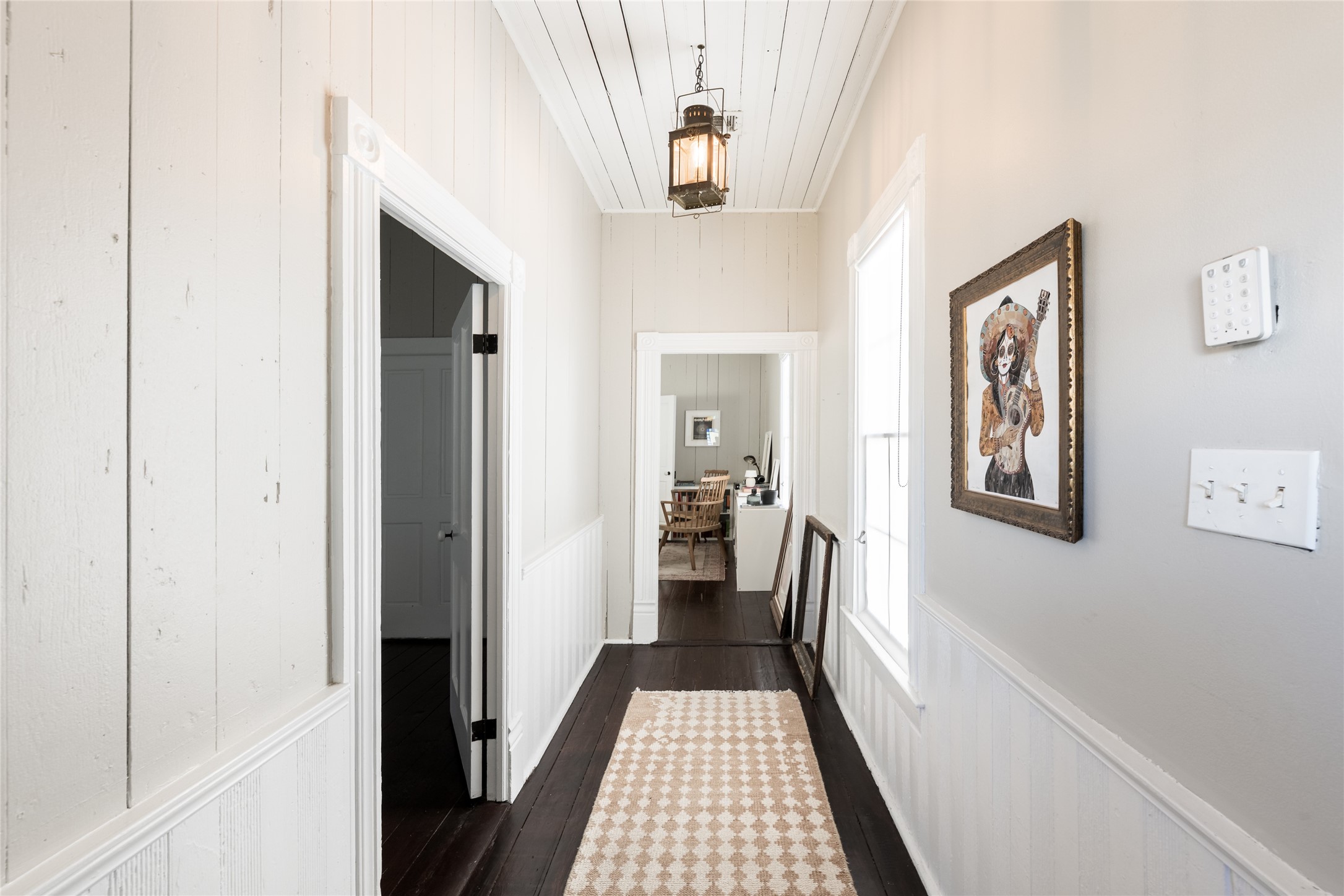 2011 Decatur Street Houston, TX 77007 - Photo 10 of 35 a view of a hallway