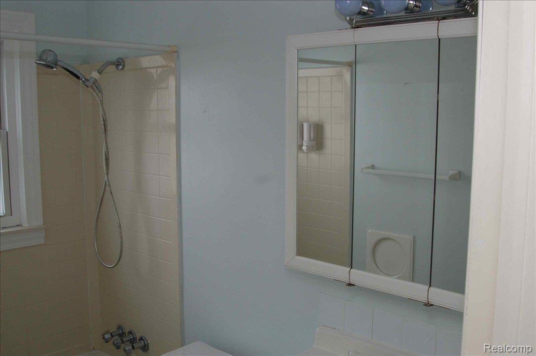 604 Shadowlawn Street Inkster, MI 48141 - Photo 9 of 14 Bathroom