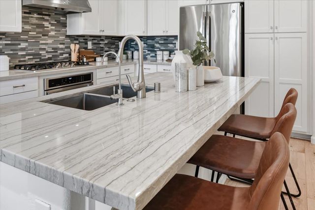 a picture of a book shelf