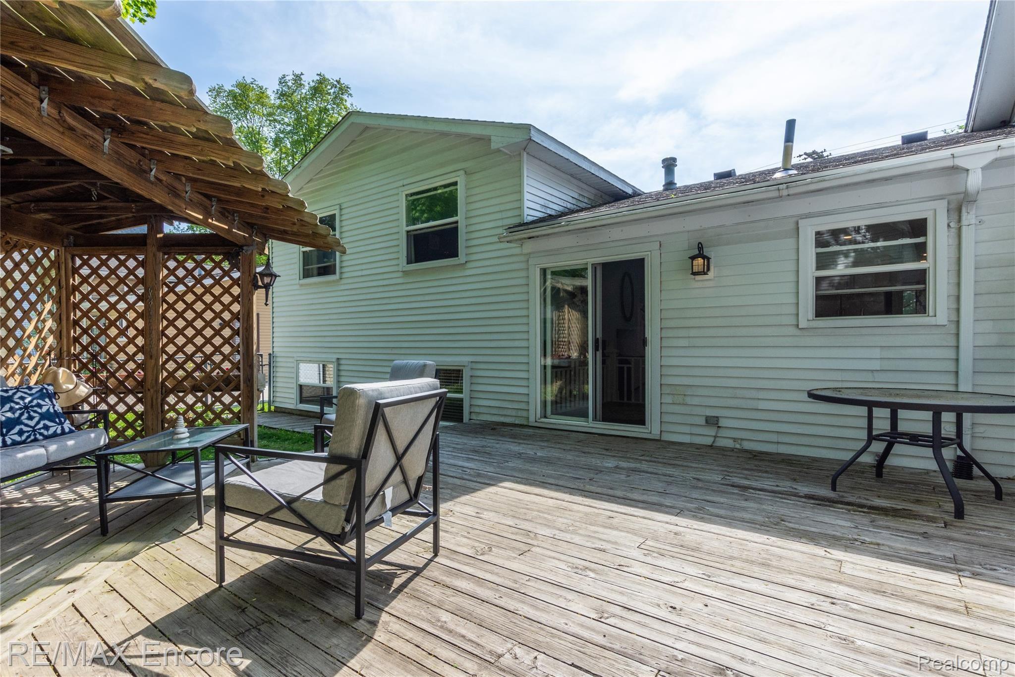 3601 Covert Road Waterford, MI 48328 - Photo 18 of 18 Nice Deck For Entertaining