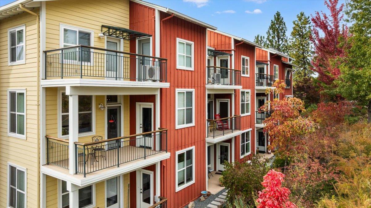 800 Freeman Lane, Unit 105 Grass Valley, CA 95949 - Photo 38 of 48 a front view of a multi story residential apartment building