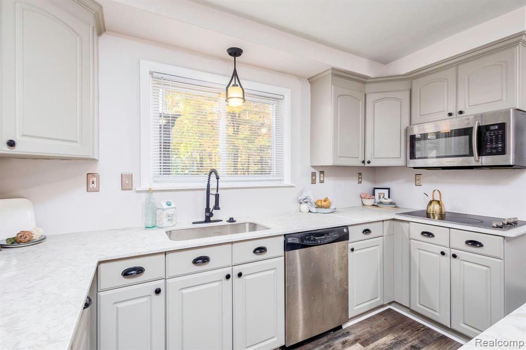 21203 Berg Road Southfield, MI 48033 - Photo 11 of 31